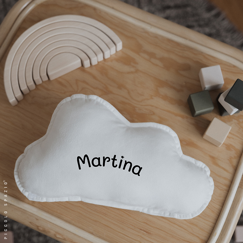Cojín personalizado de nube blanco sobre mesa de niños-Piccolo Spazio