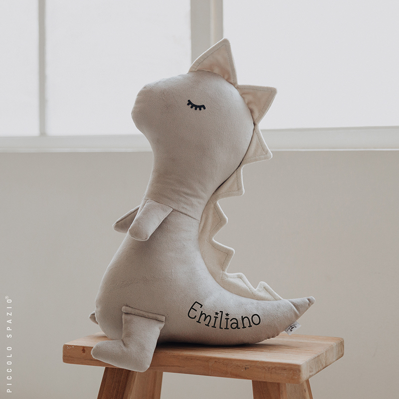 Peluche de T.Rex personalizado en recámara de niños-Piccolo Spazio