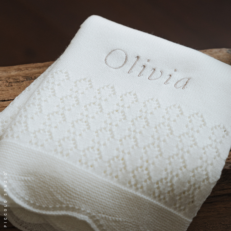 Frazada para bebé color blanca personalizada sobre una banca de madera-Piccolo Spazio