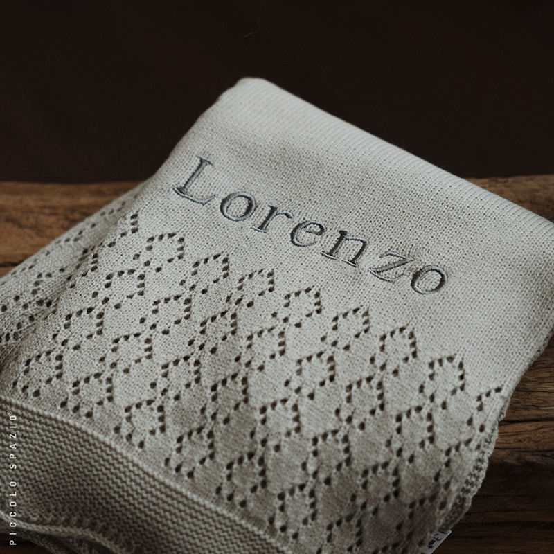 Frazada para bebé color gris personalizada sobre una banca de madera-Piccolo Spazio
