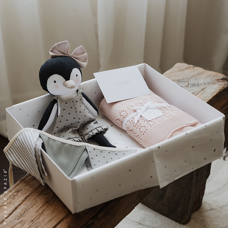 Gift Box para niña con peluche de pingüino y frazada personalizables-Piccolo Spazio