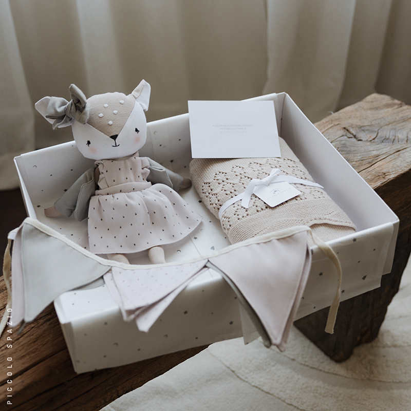 Baby Gift Box_Luisa_Ciervo_Frazada Arena_Guirnalda