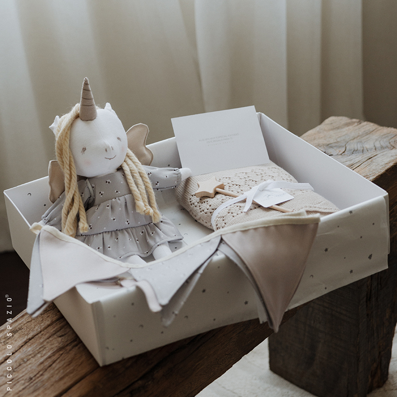 Gift Box para niña con peluche de Unicornio, varita mágica, guirnalda y frazada personalizables-Piccolo Spazio